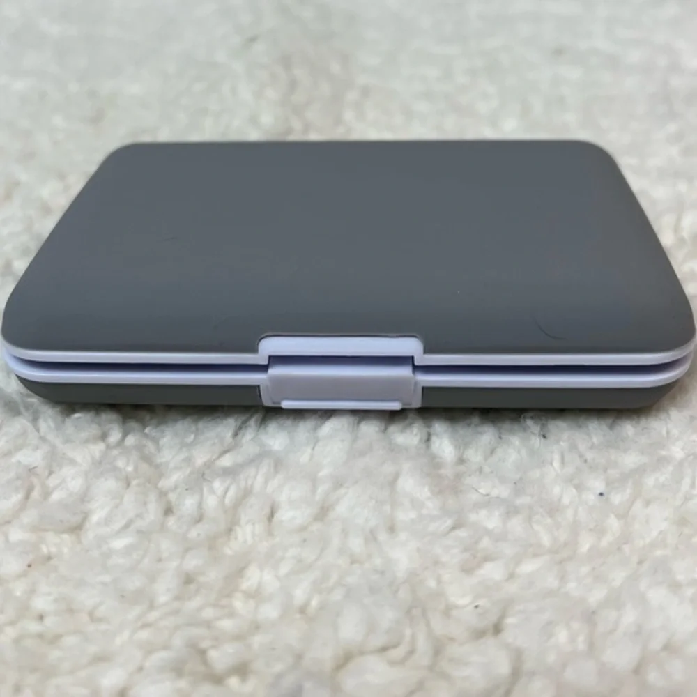 ☀️2/$14☀️Kikkerland Silicone Card ID Case